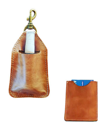 Tarjetero y porta desinfectante de cuero 