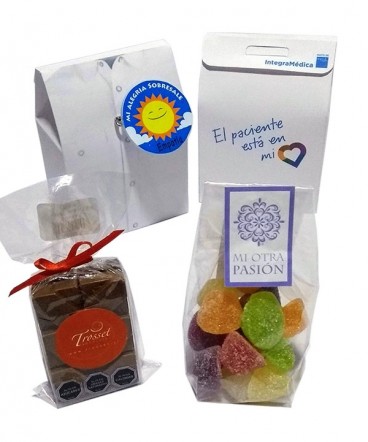 Bolso camisa con chocolates y gomitas para compartir